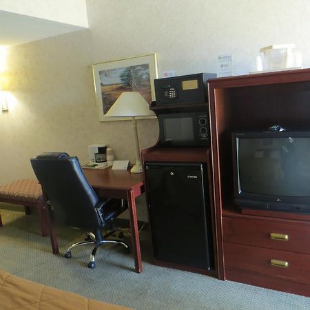 Rodeway Inn Скоки Екстериор снимка