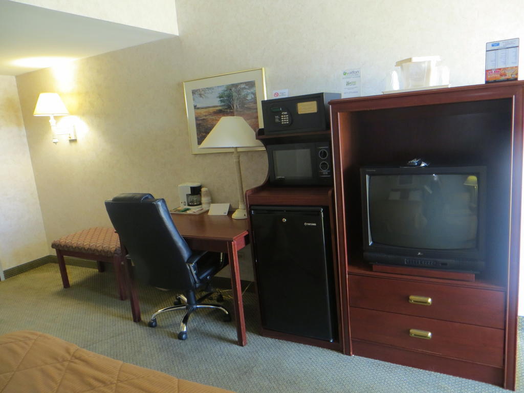 Rodeway Inn Скоки Екстериор снимка