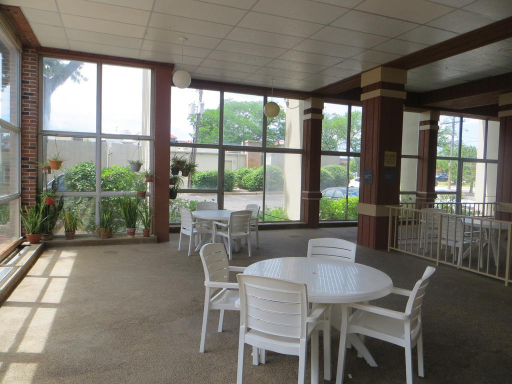 Rodeway Inn Скоки Екстериор снимка
