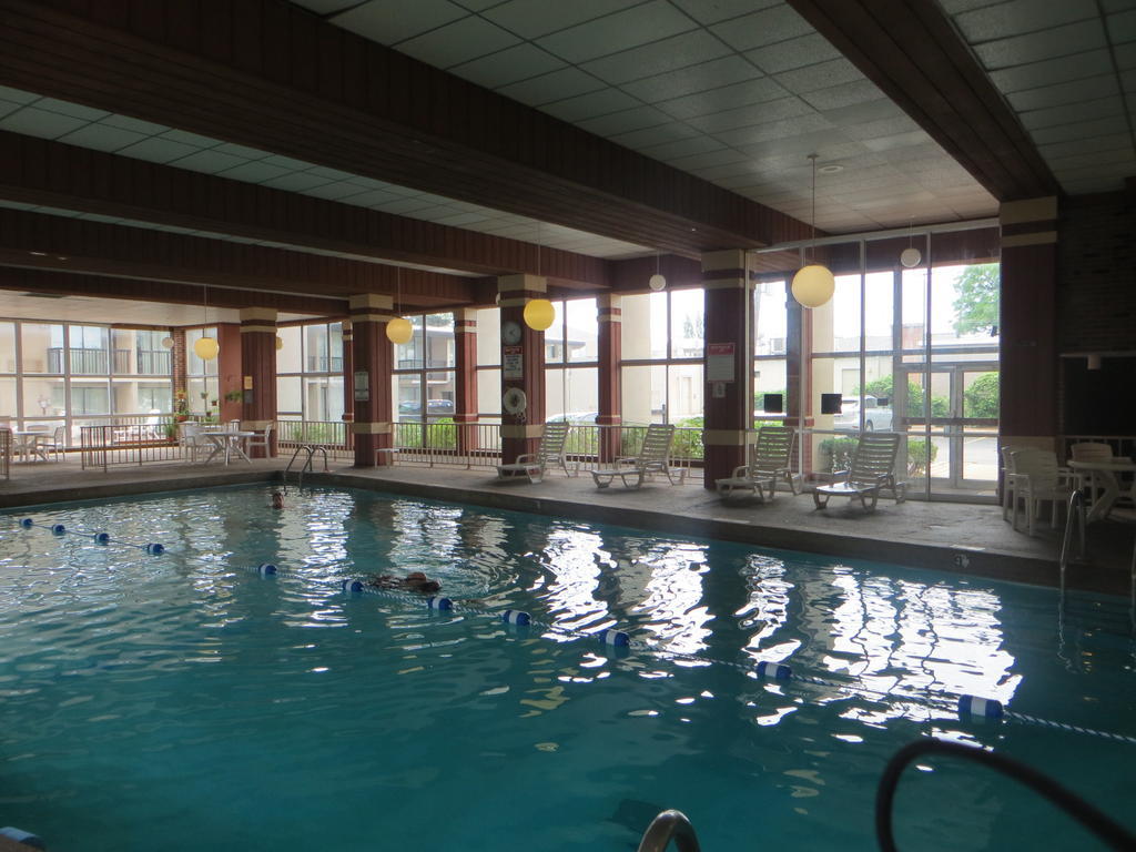 Rodeway Inn Скоки Екстериор снимка