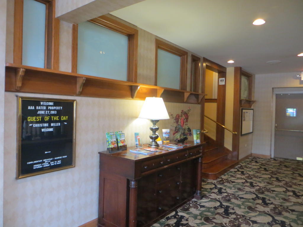 Rodeway Inn Скоки Екстериор снимка