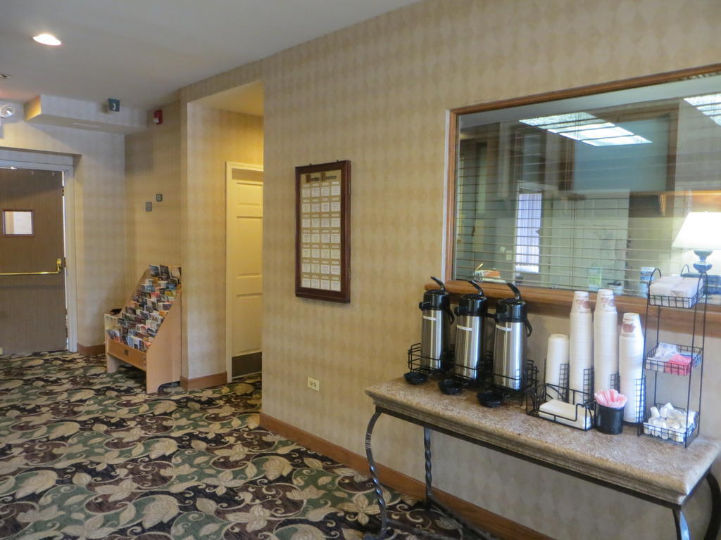 Rodeway Inn Скоки Екстериор снимка