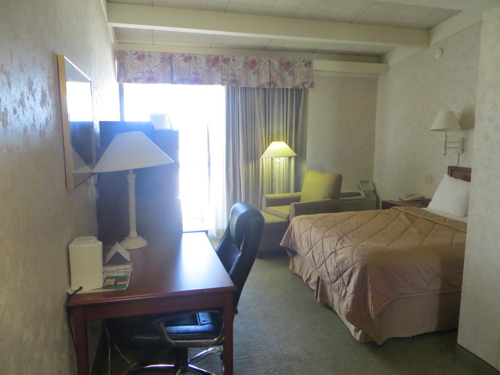 Rodeway Inn Скоки Екстериор снимка