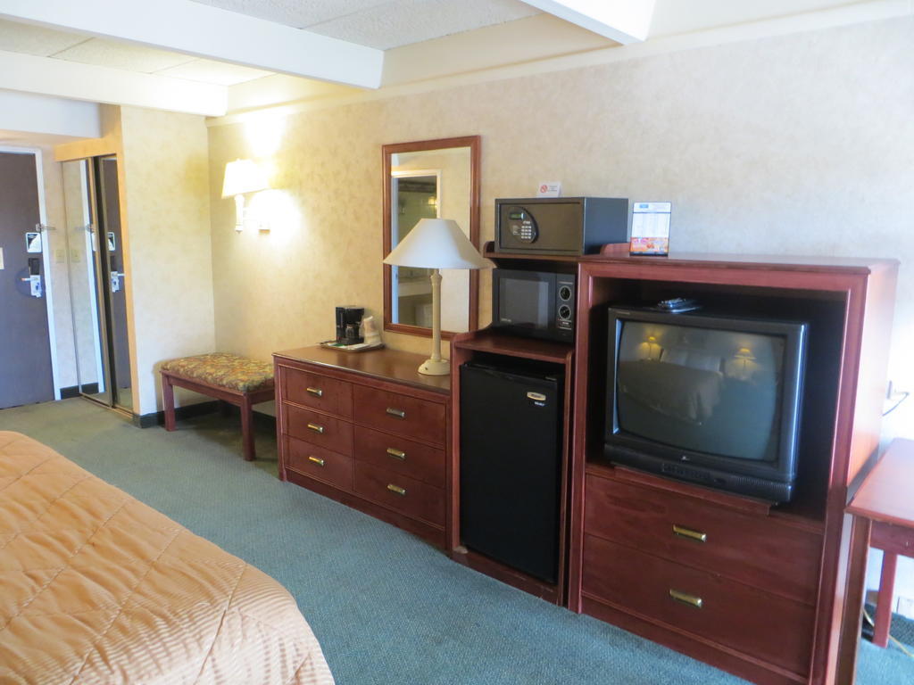 Rodeway Inn Скоки Екстериор снимка